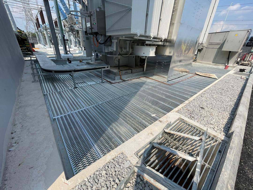 Lift-out grating over a transformer bay drain