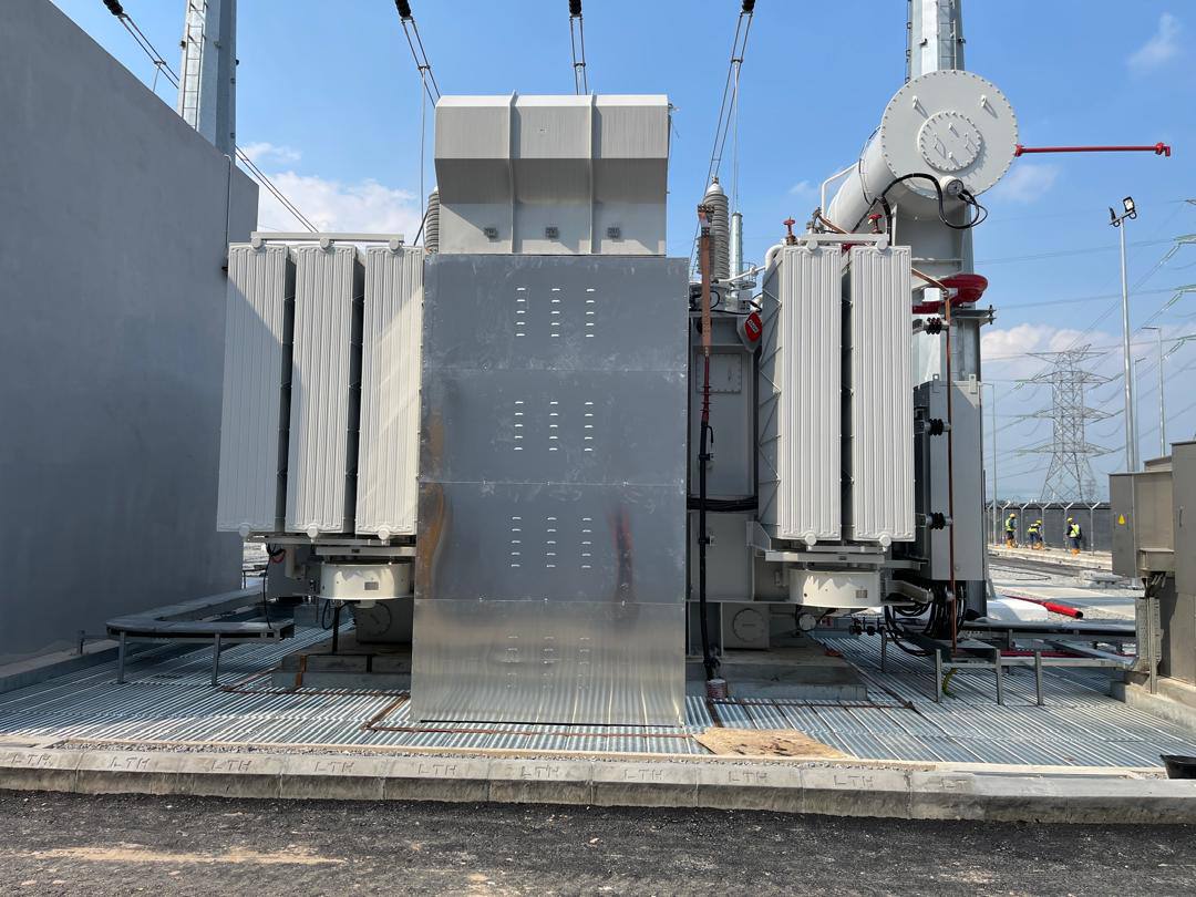 Grating floor under an aluminium transformer sunshield